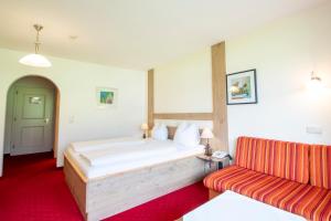 Postel nebo postele na pokoji v ubytování dasKAISER - Dein Gartenhotel in Tirol + 37 fotografií
