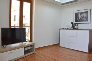 TV a/nebo společenská místnost v ubytování Andaluni Beach Apartments