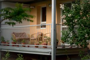 balcone con 2 sedie e un tavolo di Terezianum Apartments, Free Parking a Sibiu