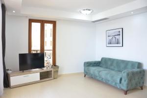 TV a/nebo společenská místnost v ubytování Andaluni Beach Apartments