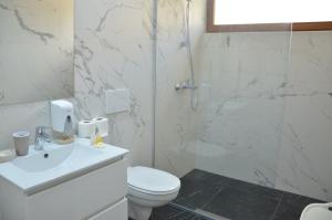 Koupelna v ubytování Andaluni Beach Apartments + 37 fotografií