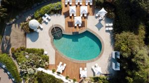 an overhead view of a swimming pool with lounge chairs and a pool at Donna Carmela Resort & Lodges in Riposto