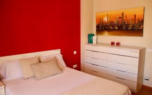 Entrena的住宿－Ático en el centro con terraza y barbacoa，一间红色卧室,配有白色的床和梳妆台
