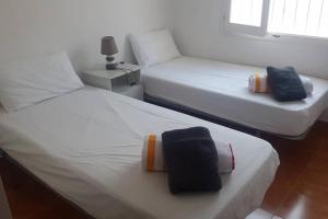 dwa łóżka w pokoju z dwoma łóżkami w obiekcie Pretty villa with private pool w mieście Los Alcázares