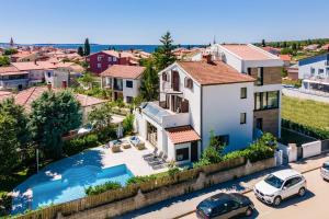 Bazén v ubytování Villa Andrija Family Dream with heated pool at the sea with beautiful garden, outside cinema and kids playground nebo v jeho okolí