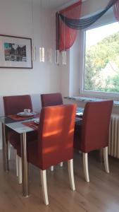 a dining room with a table and chairs and a window at Ferienwohnung Siesta in Bad Harzburg
