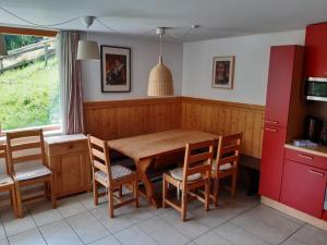 cocina con mesa de madera y sillas en Chalet Verdino, en Bad Kleinkirchheim