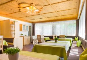 a dining room with a table and chairs at Appartements Lenzenhof in Parcines