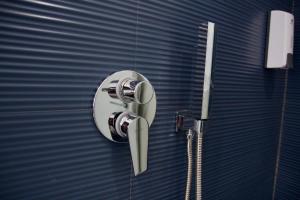 a shower head on a wall next to a razor at Oasis in Acitrezza