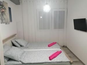 A bed or beds in a room at Apartman Petreš