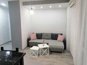 A seating area at Apartman Petreš