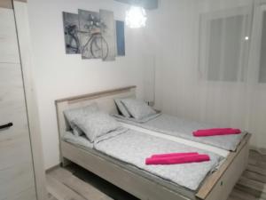 A bed or beds in a room at Apartman Petreš