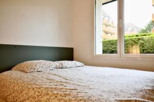um quarto com uma cama e uma janela em Studio Royal de la Plage em Deauville