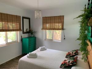 Un dormitorio con una cama, un espejo y ventanas. en Panorama Village, en Barbate 35 fotos más