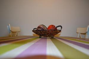イーペルにあるHoliday Home Ipericusの床に座るボーリングボールのバスケット
