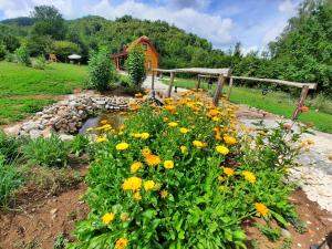 Ein Garten an der Unterkunft Spirit of Velebit