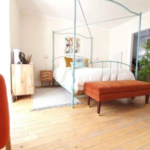 ein Schlafzimmer mit einem Bett mit einem Metalldach in der Unterkunft The Orange Fox Lux Room and Hot Tub at The Grumpy Schnauzer Guest House in Airdrie