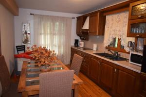 Kuchyňa alebo kuchynka v ubytovaní Family Villa Kalypso