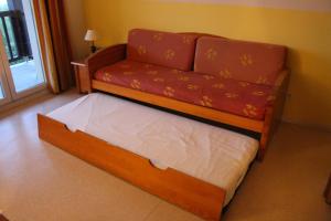 un sofá sentado en la esquina de una habitación en Résidence Mille Soleils - Font Romeu, en Font-Romeu-Odeillo-Via