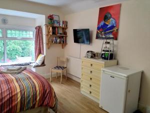 a bedroom with a bed and a dresser at Spacious King Bedroom in Grantham Lincolnshire in Grantham