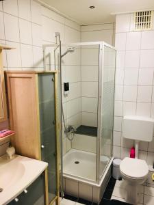 y baño con ducha, aseo y lavamanos. en Moderne, helle Wohnung mit Terasse 15min bis OB Centro, en Dinslaken