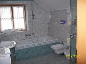 Koupelna v ubytování Haus Loidl + 29 fotografií