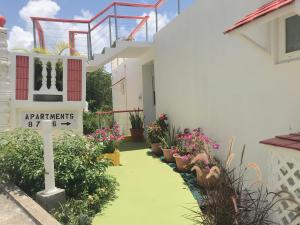 Una casa con un cartel en el costado. en Cleopatra Villas - Sea View, en Rodney Bay Village