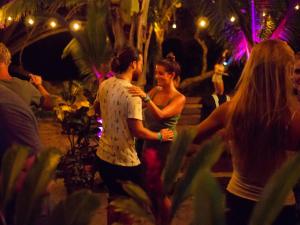 um grupo de pessoas dançando em uma festa em Palmar Beach Lodge em Bocas Town