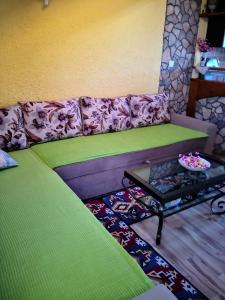 Kuca Tonci & Semsa في تيسنو: أريكة في غرفة معيشة مع طاولة