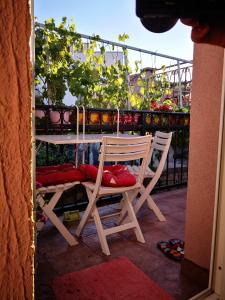 stół i krzesło na balkonie w obiekcie Kuca Tonci & Semsa w mieście Tisno