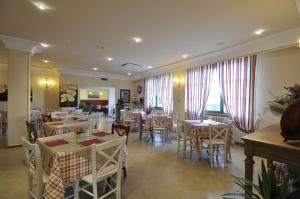 Reštaurácia alebo iné gastronomické zariadenie v ubytovaní Hotel Dei Conti