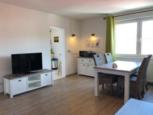 TV a/nebo společenská místnost v ubytování Strand4-Quartier Ferienwohnungen Ostseebad Karlshagen