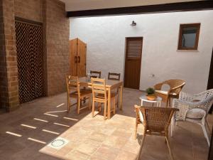 eine Terrasse mit einem Holztisch und Stühlen in der Unterkunft Casa da Igrejja in Almodôvar