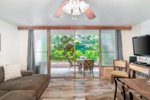 キヘイにあるMaui Vista - Kihei Kai Nani Beach Condosのリビングルーム(ソファ、天井ファン付)