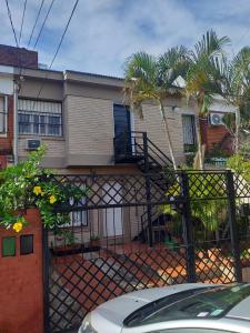 een huis met een hek ervoor bij Casa cerca del microcentro y costanera in Posadas
