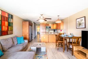 Amazing Kihei Kai Nani - Maui Vista One Bedroom Condos في كيهي: غرفة معيشة ومطبخ مع أريكة وطاولة