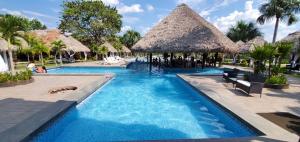 בריכת השחייה שנמצאת ב-Irapay Amazon Lodge - Asociado Casa Andina או באזור