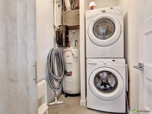 a laundry room with a washer and a dryer at Le sommet du golf avec SPA in Saint-Jean-de-Matha