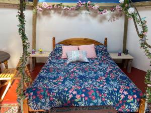 Cama ou camas em um quarto em honey pod farm