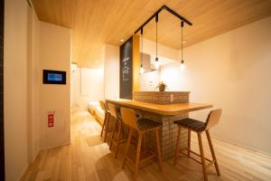 HOTEL&CO في فوكوكا: مطبخ وغرفة طعام مع طاولة وكراسي