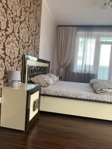 1 dormitorio con 2 camas y ventana en Great apartment in the city centre, en Ivano-Frankivsk