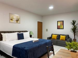 阿纳波利斯B & A Suites Inn Hotel - Quarto Luxo Safira的带床和沙发的卧室 更多6张照片