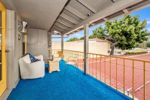 eine Veranda mit einer weißen Couch und einem Stuhl in der Unterkunft Agave Inn in Santa Barbara