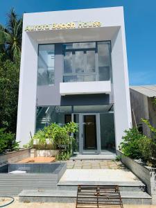 un edificio con la entrada a la casa de playa Antwerp en Aurora Beach House, en Phu Quoc