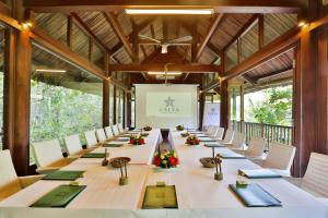 een grote vergaderzaal met een lange tafel en stoelen bij L'Alya Ninh Van Bay in Ninh Van Bay