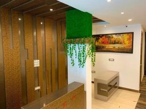 een kamer met een toilet en een schilderij aan de muur bij Hotel Ganga Heights in Haridwār