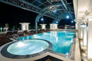 Bazén v ubytování AVS Hotel Phu Quoc nebo v jeho okolí