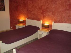 a bedroom with two beds and two lamps on tables at Chambres d'hôtes La Rêvaillante in Bourges