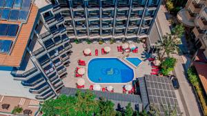 an overhead view of a swimming pool in front of a building at Kleopatra Fatih Hotel in Alanya