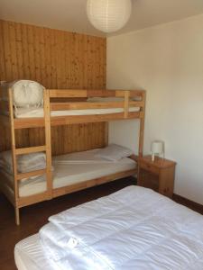 a bedroom with two bunk beds and a bed at Grand appartement 130m2 à 5mn des stations de ski in Formiguères